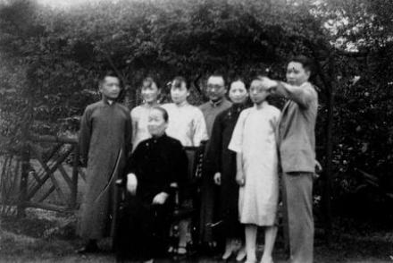 在上海与家人合影(右三) 在上海与家人合影(右三)