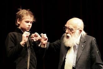 揭谎者詹姆斯·兰迪(右)表演“弯曲勺子” 揭谎者詹姆斯·兰迪(右)表演“弯曲勺子”