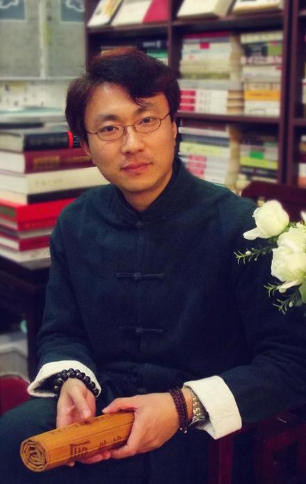 冯志亮在研究姓氏文化竹简 冯志亮在研究姓氏文化竹简