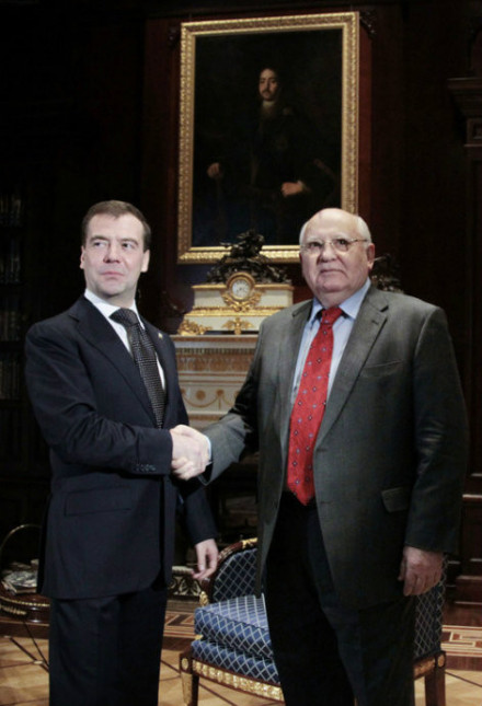 戈尔巴乔夫与梅德韦杰夫(左) 戈尔巴乔夫与梅德韦杰夫(左)