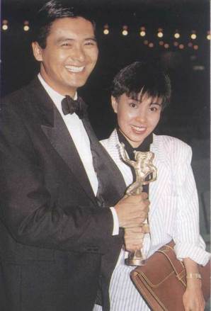 周润发和妻子手握金像奖奖杯