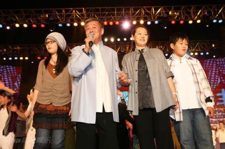 赵本山一家恩爱和睦
赵本山一家恩爱和睦