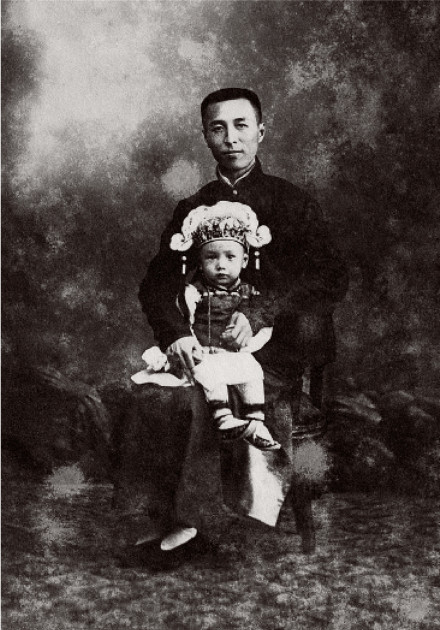 钱学森一周岁时和父亲的合影 钱学森一周岁时和父亲的合影