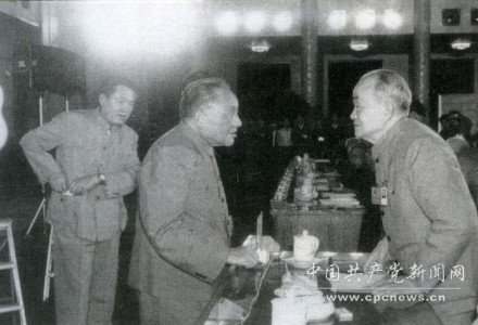 小平同志与胡乔木院长 小平同志与胡乔木院长