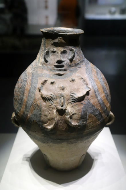 裸体浮雕彩陶壶 马家窑文化 国家博物馆藏 裸体浮雕彩陶壶 马家窑文化 国家博物馆藏