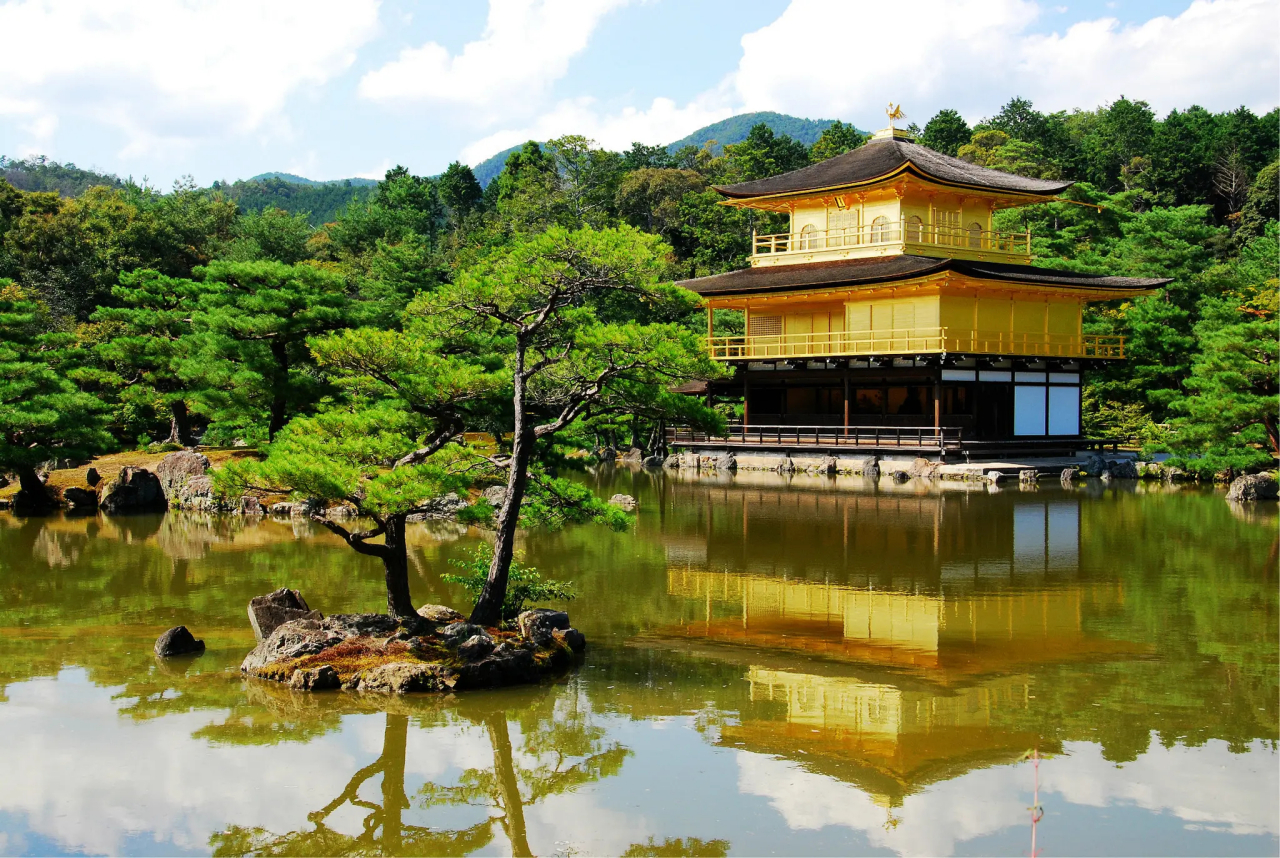 鹿苑寺，位于日本京都市