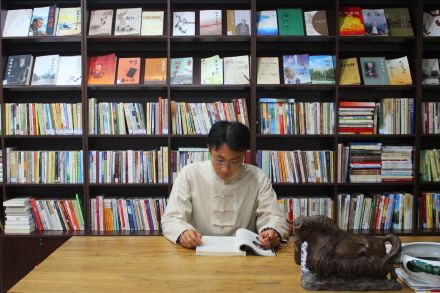 冯志亮先生在查阅书籍 冯志亮先生在查阅书籍