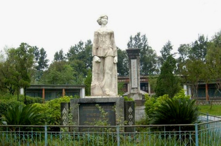 丁佑君烈士塑像(位于西昌市佑君镇丁佑君烈士陵园)
丁佑君烈士塑像(位于西昌市佑君镇丁佑君烈士陵园)