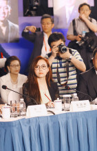 张靓颖出席“博鳌论坛”青年领袖圆桌会议