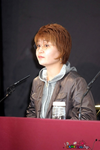 演讲中的宫部美雪 演讲中的宫部美雪