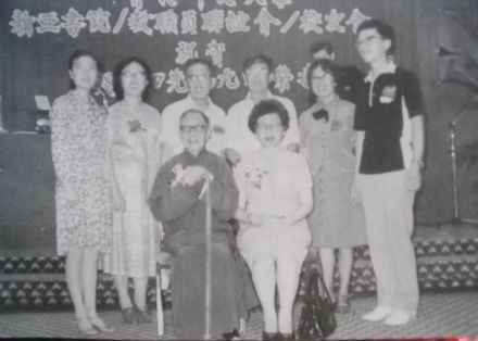 已经离开新亚的钱穆(前排左一)与书院员工合影 已经离开新亚的钱穆(前排左一)与书院员工合影