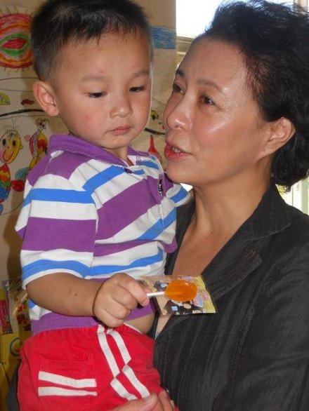 中视协演员工作委员会理事长刘佳与孩子交流
中视协演员工作委员会理事长刘佳与孩子交流