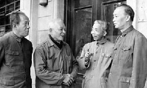 陈残云跟战友在一起 陈残云跟战友在一起