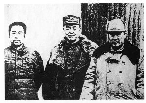 傅作义(右一)与周恩来 傅作义(右一)与周恩来