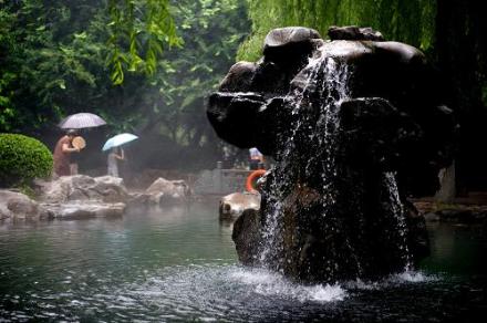 五龙潭月牙泉“月牙飞瀑” 五龙潭月牙泉“月牙飞瀑”