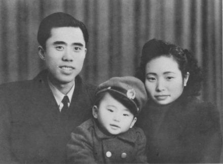 彭咏梧、江竹筠与孩子合影
彭咏梧、江竹筠与孩子合影