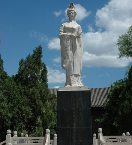 武则天庙中的武则天塑像
武则天庙中的武则天塑像