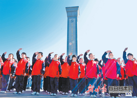 少先队员在张掖市中国工农红军西路军纪念馆纪念碑前敬礼 少先队员在张掖市中国工农红军西路军纪念馆纪念碑前敬礼