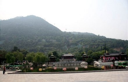 骊山下华清宫遗址
骊山下华清宫遗址