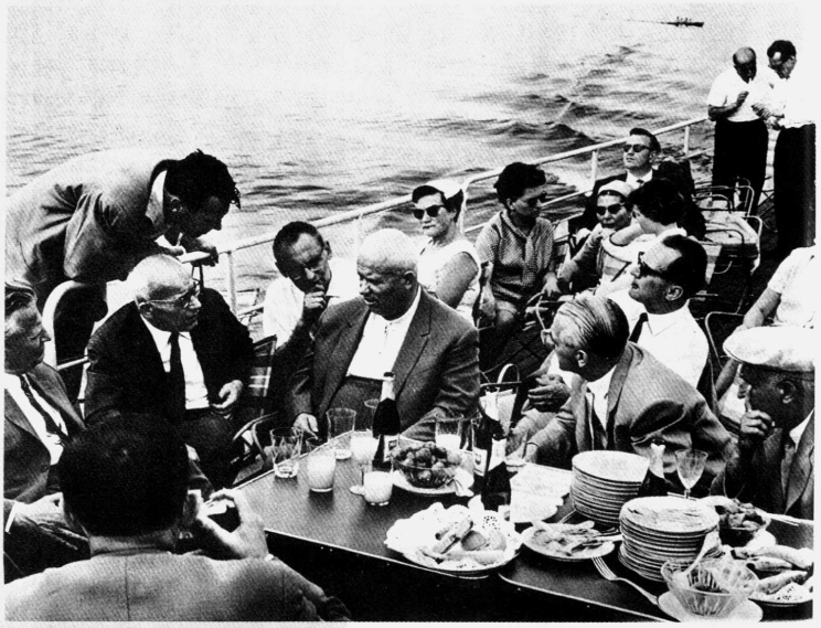 1963年6月30日赫鲁晓夫在瓦·乌布利希生日聚会上