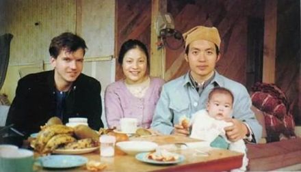 顾城、谢烨与朋友在新西兰自己家中 顾城、谢烨与朋友在新西兰自己家中