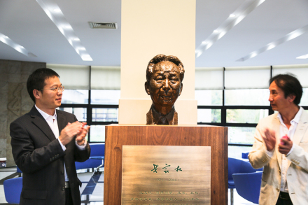 华东师范大学外语学院内的戈宝权先生塑像 华东师范大学外语学院内的戈宝权先生塑像