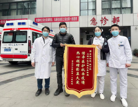 徐鹏向两江新区第一人民医院区捐赠12万元医疗物资
徐鹏向两江新区第一人民医院区捐赠12万元医疗物资