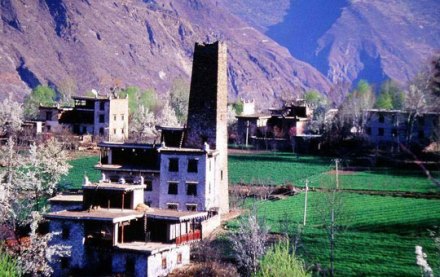 横断山下的居民区
横断山下的居民区