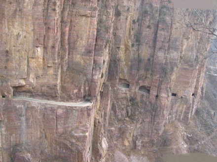 郑书记带领人民在山上凿出的山路
郑书记带领人民在山上凿出的山路