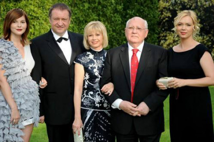 戈尔巴乔夫(右二)与家人在一起 戈尔巴乔夫(右二)与家人在一起