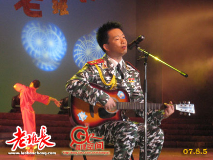 他主创并主唱《军营民谣》 他主创并主唱《军营民谣》