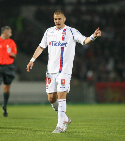 曾效力于里昂队的本泽马(感谢原图作者) 曾效力于里昂队的本泽马(感谢原图作者)