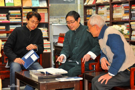 冯志亮同涂金灿(中)、吴实(右)一起洽谈 冯志亮同涂金灿(中)、吴实(右)一起洽谈