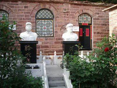 河北邢台浆水镇“抗日军政大学总”何长工同志故居(右一何长工) 河北邢台浆水镇“抗日军政大学总”何长工同志故居(右一何长工)