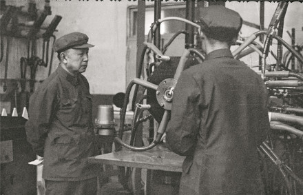 1978年5月,钱学森检查高压空气配气间工作情况 1978年5月,钱学森检查高压空气配气间工作情况