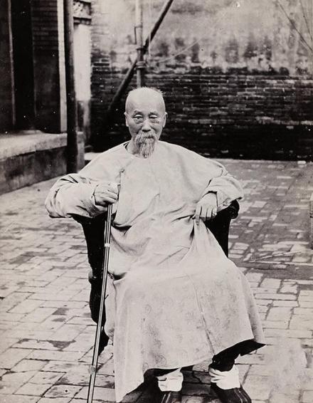 晚年坐于轮椅中的李鸿章 晚年坐于轮椅中的李鸿章