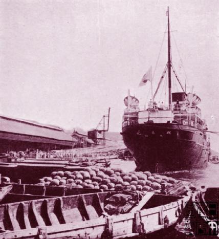 大批台湾米包正在基隆港装运上船,准备运往日本 大批台湾米包正在基隆港装运上船,准备运往日本