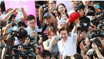 高梓淇给长辈敬茶 高梓淇给长辈敬茶