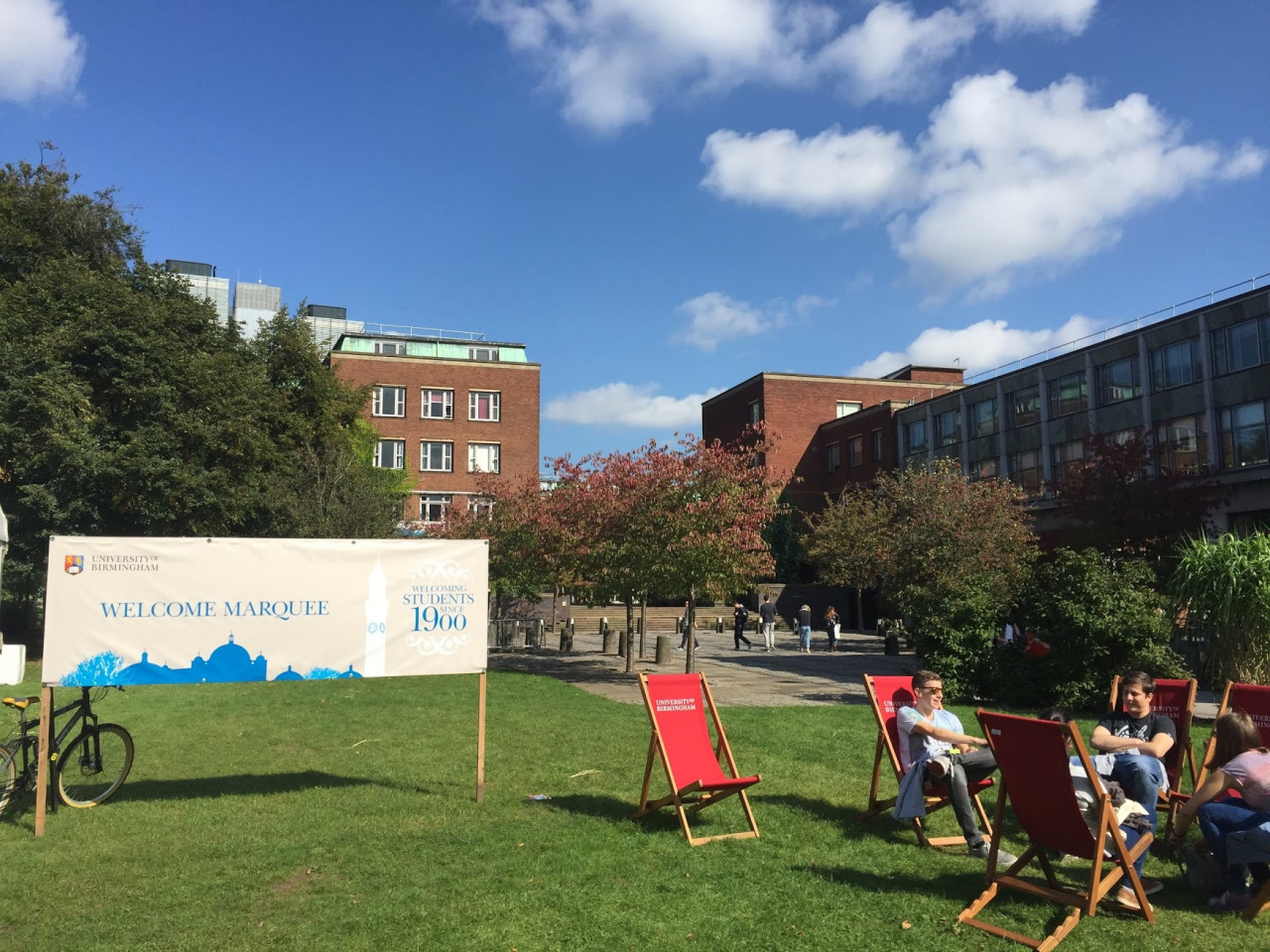 伯明翰大学校园外