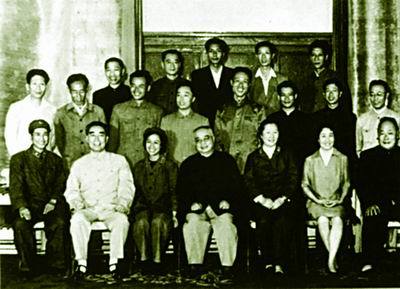 周恩来、陈毅接见1963年百花奖获奖者 周恩来、陈毅接见1963年百花奖获奖者