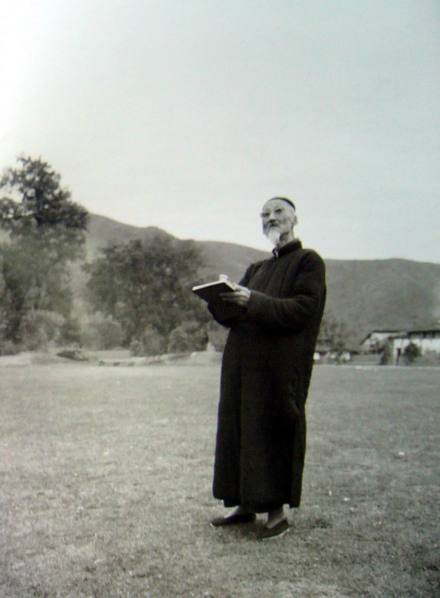 黄宾虹在写生 黄宾虹在写生