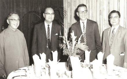 左起:钱穆、李卓敏、容启东、郑栋材 左起:钱穆、李卓敏、容启东、郑栋材