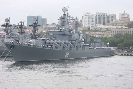 符拉迪沃斯托克港停泊的瓦良格号导弹巡洋舰 符拉迪沃斯托克港停泊的瓦良格号导弹巡洋舰