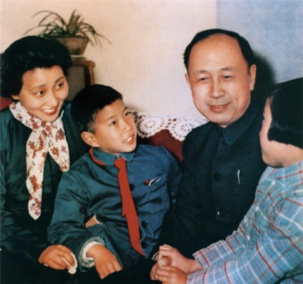 1959年,钱学森一家在中国科学院宿舍留影 1959年,钱学森一家在中国科学院宿舍留影