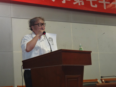 孙绍振在演讲 孙绍振在演讲