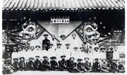 1908年在私立第二小学堂。第二排右起第五人为罗常培 1908年在私立第二小学堂。第二排右起第五人为罗常培