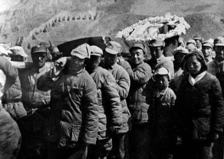 毛主席等中共领袖们为林育英抬棺送行 毛主席等中共领袖们为林育英抬棺送行