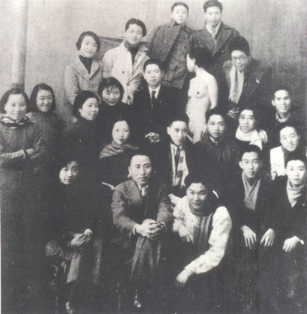 1935年上海美专西画系师生与人体模特合影 1935年上海美专西画系师生与人体模特合影