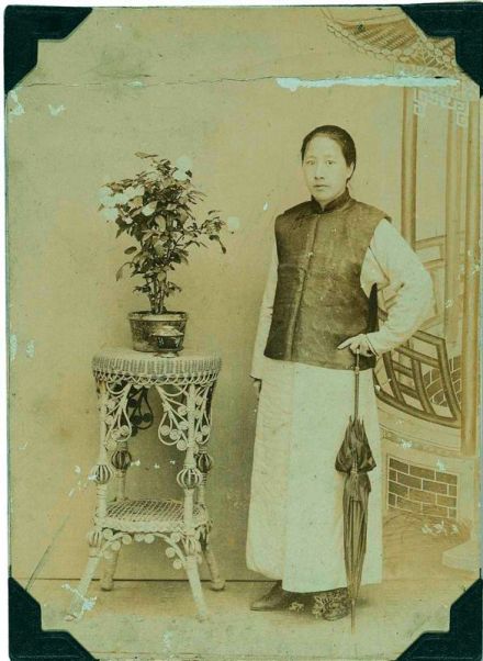 秋瑾,摄于1905年 秋瑾,摄于1905年