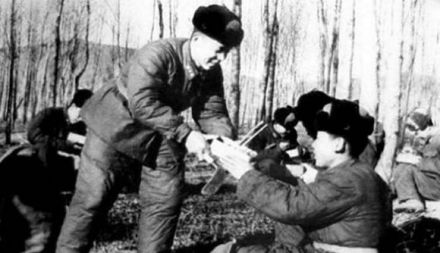 1960年雷锋给战友王延堂送饭盒。 1960年雷锋给战友王延堂送饭盒。